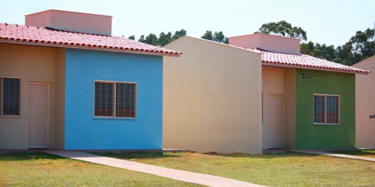 Governo de Goiás publica editais de casas a custo zero; veja como participar