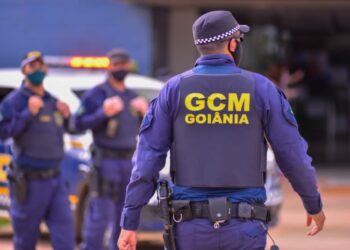 Guarda Civil usa gás lacrimogênio para dispersar bloco de carnaval em Goiânia