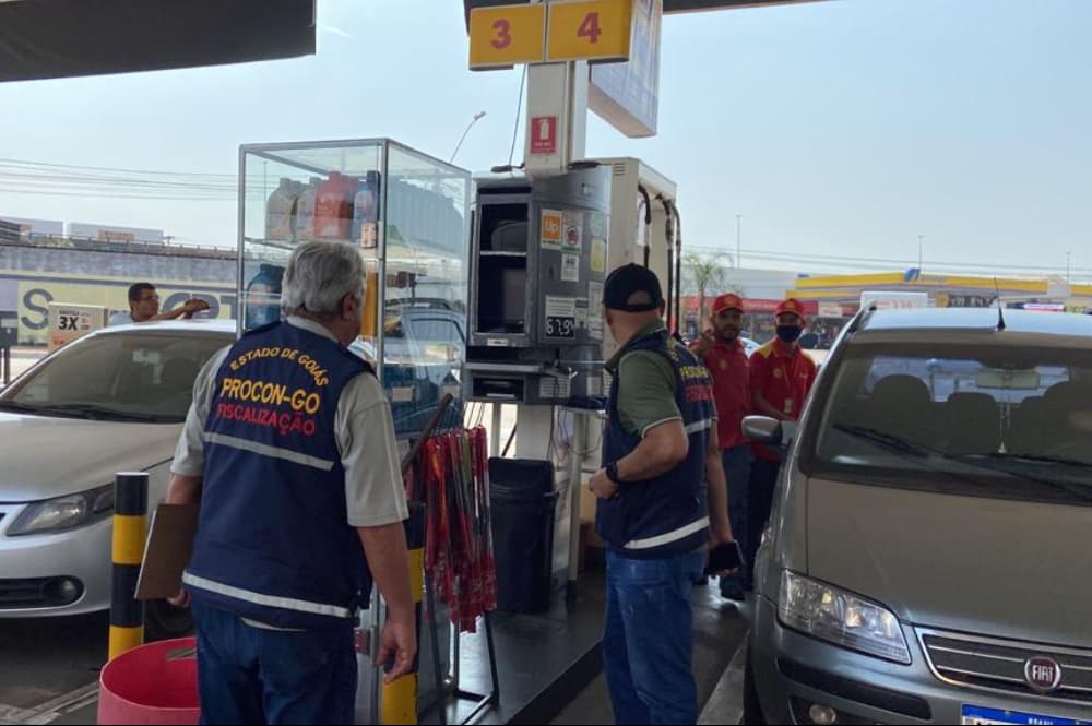 Onze postos são multados por aumento abusivo no preço do combustível, em Goiás
