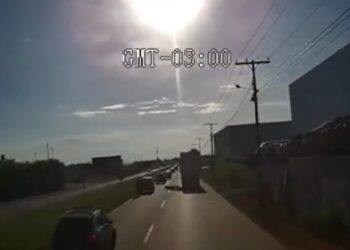 Vídeo: motociclista é atropelado por caminhão após cair de moto, em Aparecida