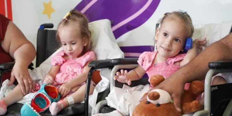 Gêmeas siamesas separadas recebem alta 51 dias após cirurgia, em Goiânia
