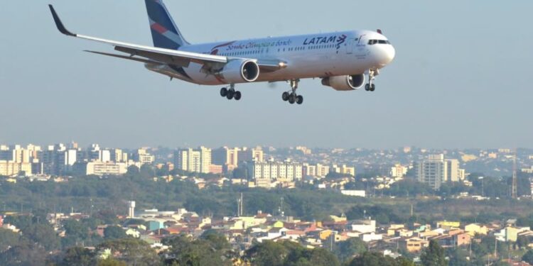 Governo prepara programa para vender passagens aéreas a R$ 200; entenda