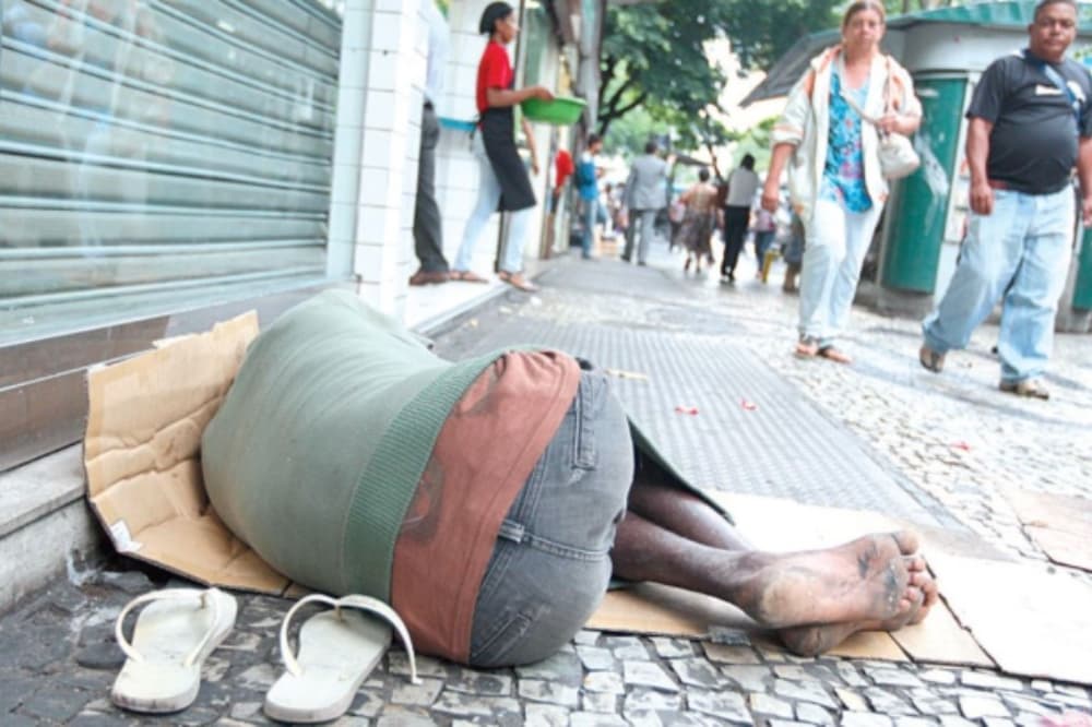 Lei garante vagas em obras públicas para pessoas em situação de rua em Goiânia