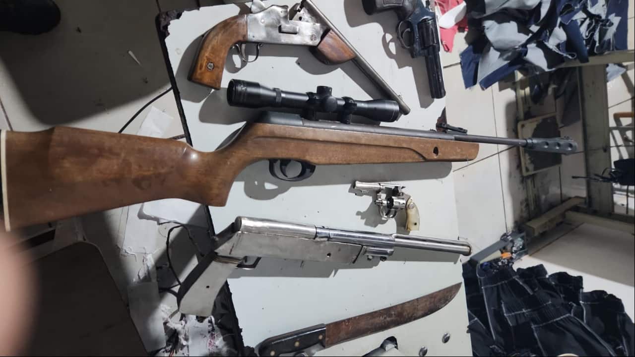 Armas apreendidas em casa de adolescente duração operação nesta segunda-feira (17), em Goiânia.
