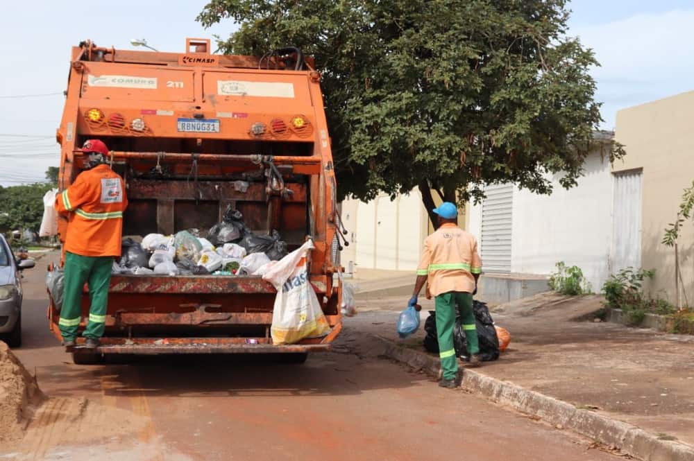 Coleta de lixo em Goiânia.