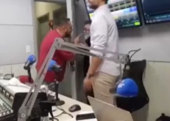 Vídeo: Irritado, homem invade estúdio de rádio e agride jornalistas, em Catalão