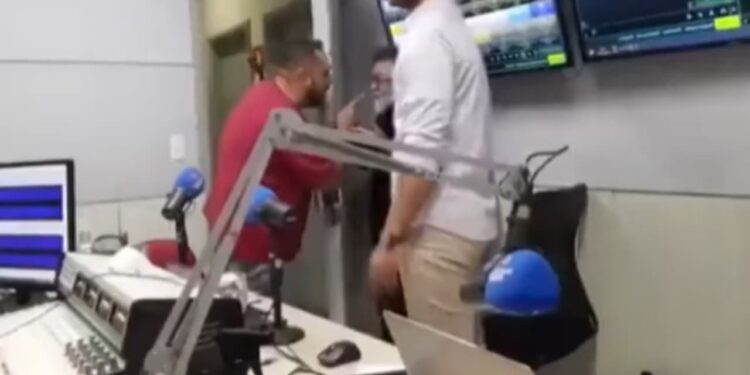Vídeo: Irritado, homem invade estúdio de rádio e agride jornalistas, em Catalão