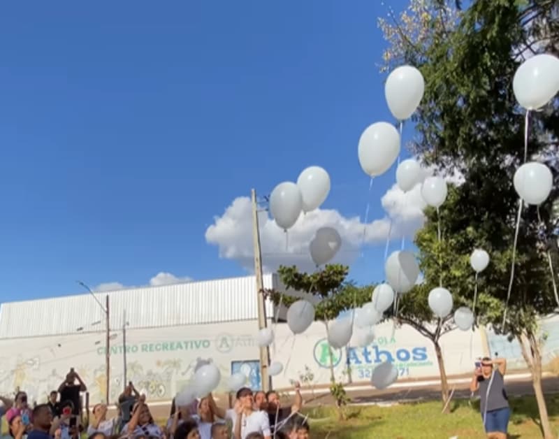 Professoras e alunos soltaram balões em homenagem à vítima de crime brutal