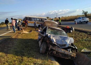 Acidente entre ônibus escolar e carro deixa crianças feridas na BR-040