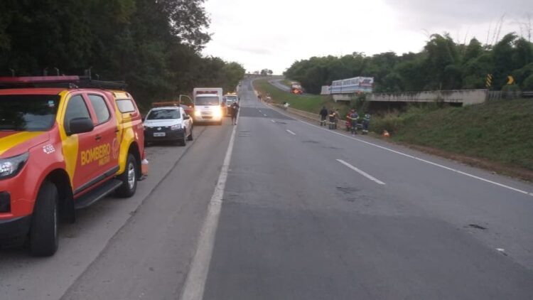 Carreta Em Alta Velocidade Bate Em Caminhonete E Deixa Um Morto E Um ...