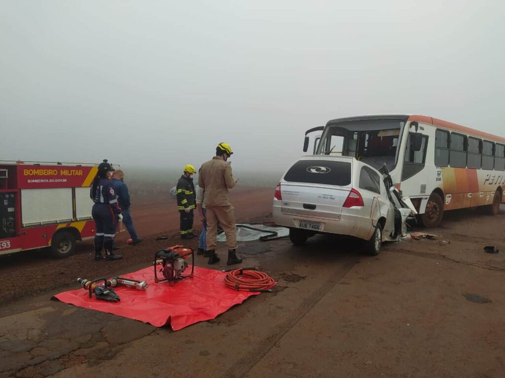 acidente entre carro de funerária e ônibus em Goiatuba