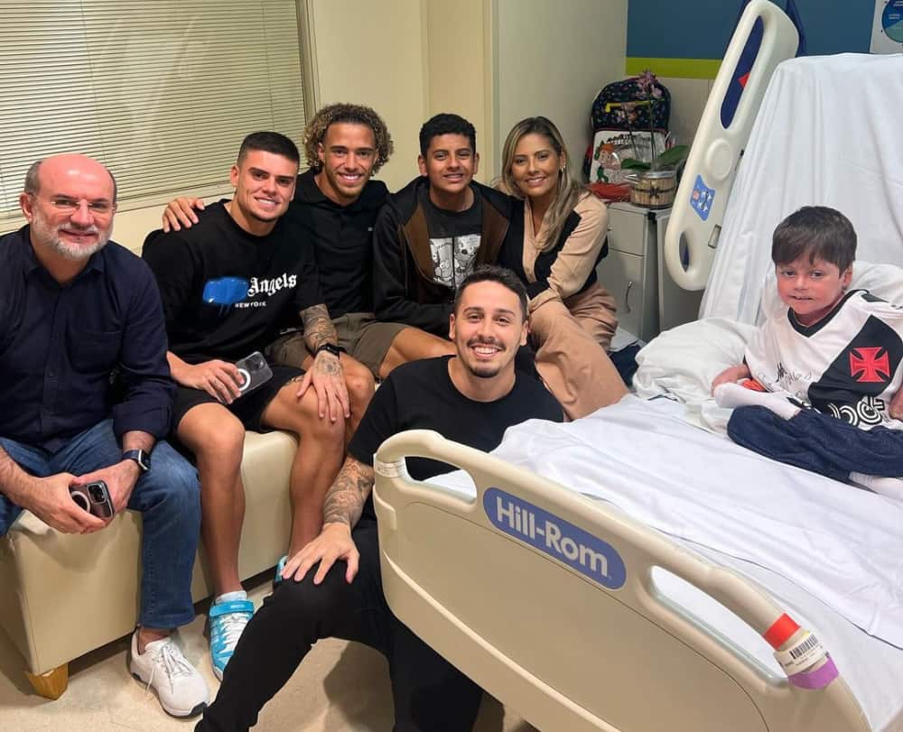 Gabriel Pec e Figueiredo visitam Guilherme no hospital