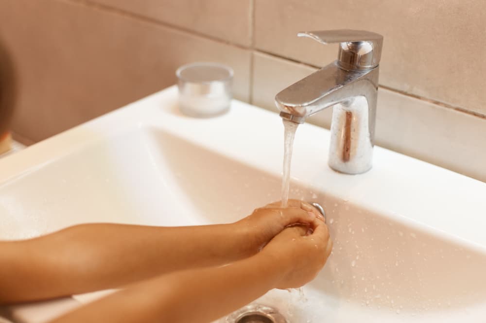 lavar as mãos com frequência é uma das formas de prevenção contra a doença