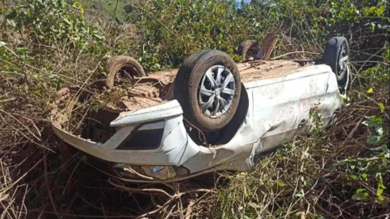 Dupla pede corrida em aplicativo, rouba carro de motorista, mas