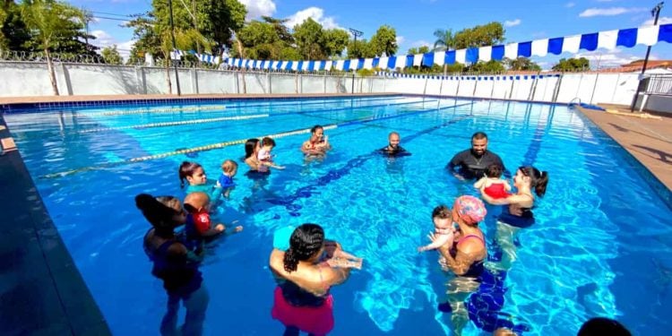 Projeto gratuito de natação em Goiás