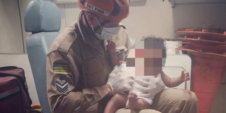 Bombeiros resgatam bebê de 8 meses abandonado em lote baldio, em Senador Canedo