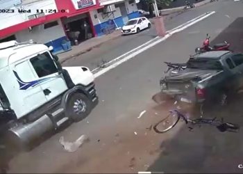Vídeo: Carreta desgovernada atinge veículos, loja e deixa um ferido em Goiás