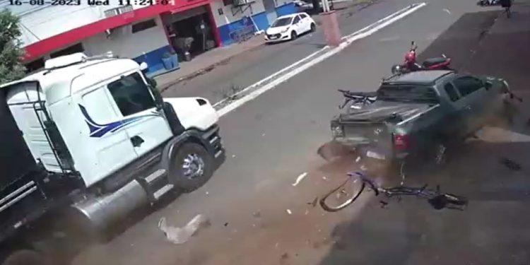 Vídeo: Carreta desgovernada atinge veículos, loja e deixa um ferido em Goiás