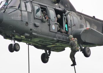 Fast Rope: entenda a técnica realizada durante queda de helicóptero da Marinha