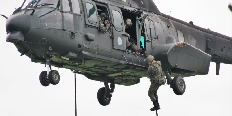 Fast Rope: entenda a técnica realizada durante queda de helicóptero da Marinha