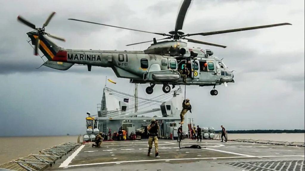 Helicóptero da Marinha cai, mata duas pessoas e deixa outras sete feridas, em Goiás