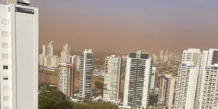 Nuvem de poeira em Goiás