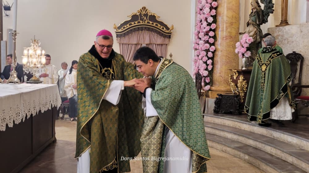 Padre Robson é apresentado por bispo diocesano Dom Pedro Luiz Stringhin