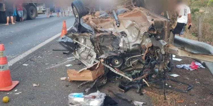 Acidente entre carro e caminhão deixa 3 mulheres mortas na BR-020; criança sobrevive