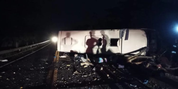 Micro-ônibus com pacientes capota, mata jovem e deixa mais 33 feridos em Goiás