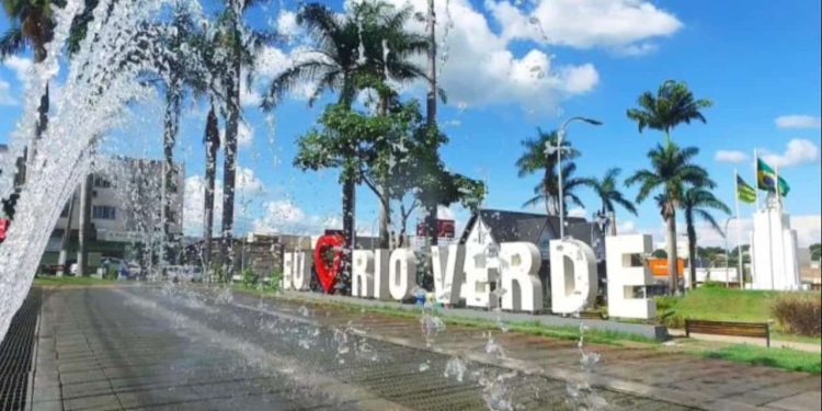 Prefeitura de Rio Verde abre processo seletivo com salários de até R$ 9 mil