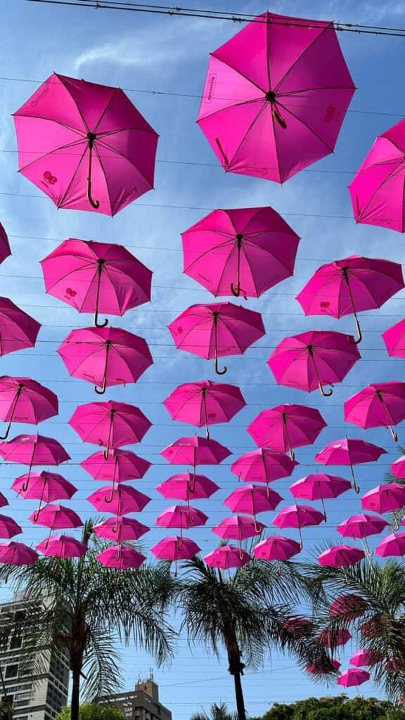 Túnel com guarda-chuva rosa