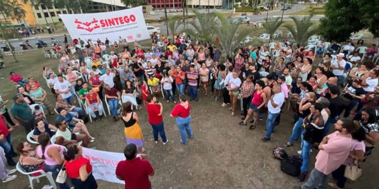 Acampados no Paço, servidores da Educação de Goiânia aguardam proposta da prefeitura 