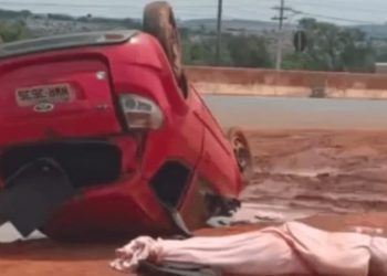 Carro capota e cadáver enrolado em lençol é arremessado de veículo, em Rio Verde