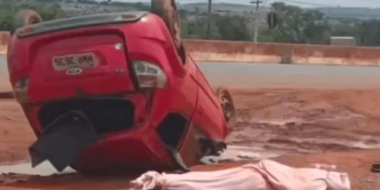 Carro capota e cadáver enrolado em lençol é arremessado de veículo, em Rio Verde