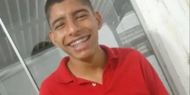 Caso Robertinho: PM condenado por matar adolescente foge de presídio militar, em Goiás