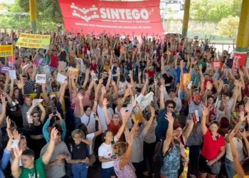 Em greve há 15 dias, servidores da educação de Goiânia aguardam proposta do Paço