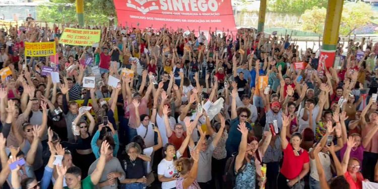 Em greve há 15 dias, servidores da educação de Goiânia aguardam proposta do Paço