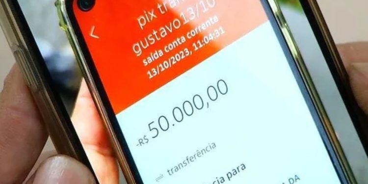 Homem desempregado recebe pix de R$ 50 mil por engano e devolve ao dono