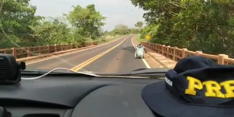 Homem é resgatado pela PRF após viajar 21 km de cadeira de rodas, em Goiás