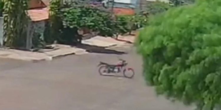 Moto surpreende moradores ao “andar” sozinha em rua de Jataí; veja o vídeo