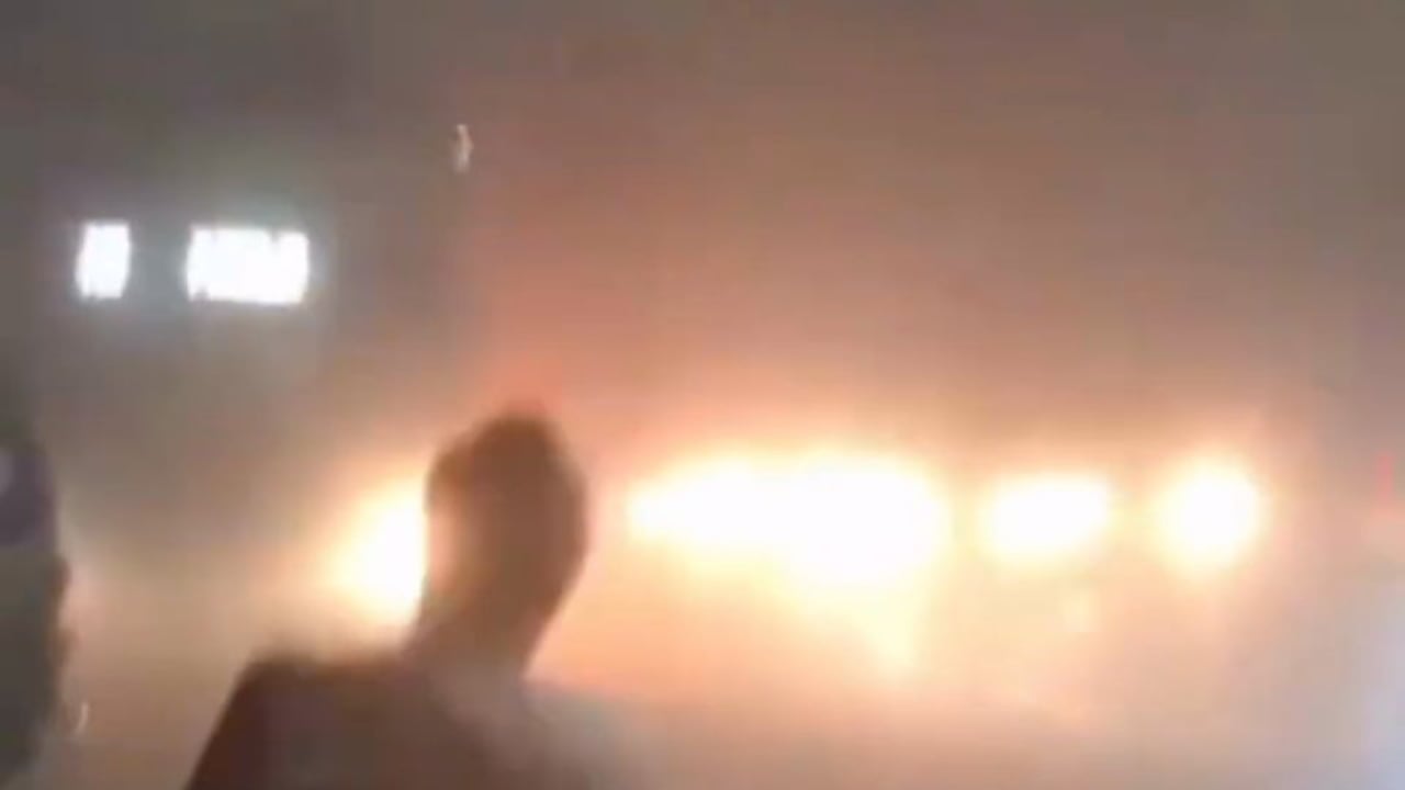 Ônibus do Eixo Anhanguera pega fogo na GO-060, em Goiânia; veja vídeo