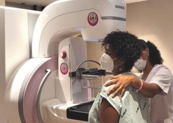 Outubro Rosa: veja como prevenir o câncer de mama e como a cura contra a doença é possível