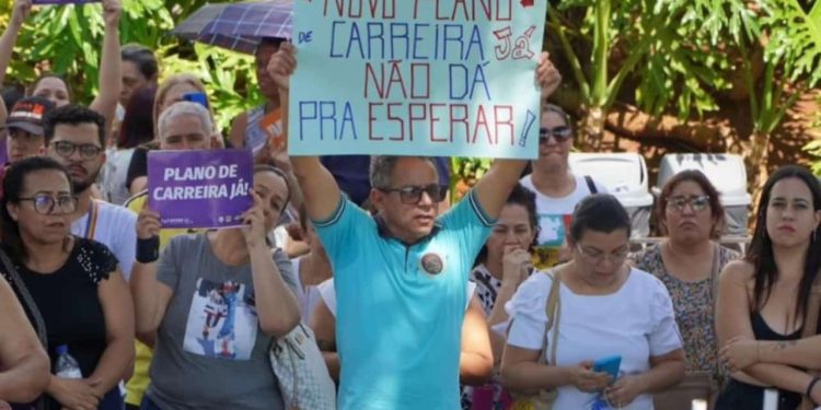 Servidores da educação de Goiânia permanecem em greve após medida ser mantida