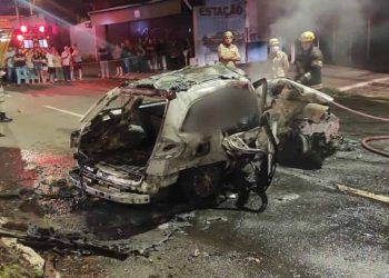 Três pessoas morrem após carro bater e árvore e pegar fogo, em Goiânia