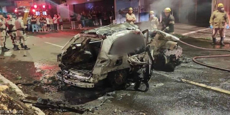 Três pessoas morrem após carro bater e árvore e pegar fogo, em Goiânia