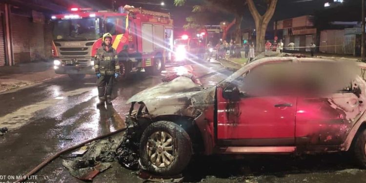 Vítimas que morreram após carro bater em árvore e pegar fogo estavam indo jogar sinuca