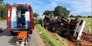 Caminhão da Equatorial tomba e deixa sete feridos em rodovia de Goiás