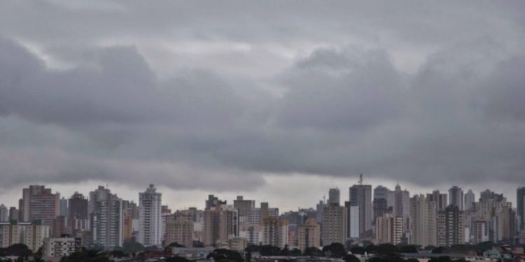 Chegada da frente fria pode aliviar altas temperaturas em Goiás no fim de semana