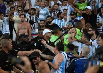 Fifa investiga briga de torcidas no Maracanã em jogo entre Brasil e Argentina