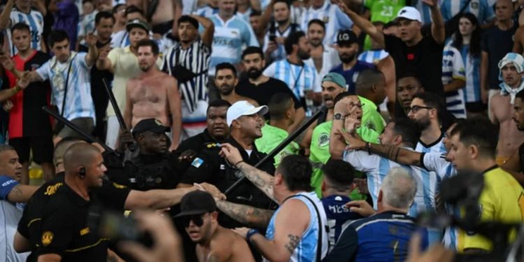 Fifa investiga briga de torcidas no Maracanã em jogo entre Brasil e Argentina